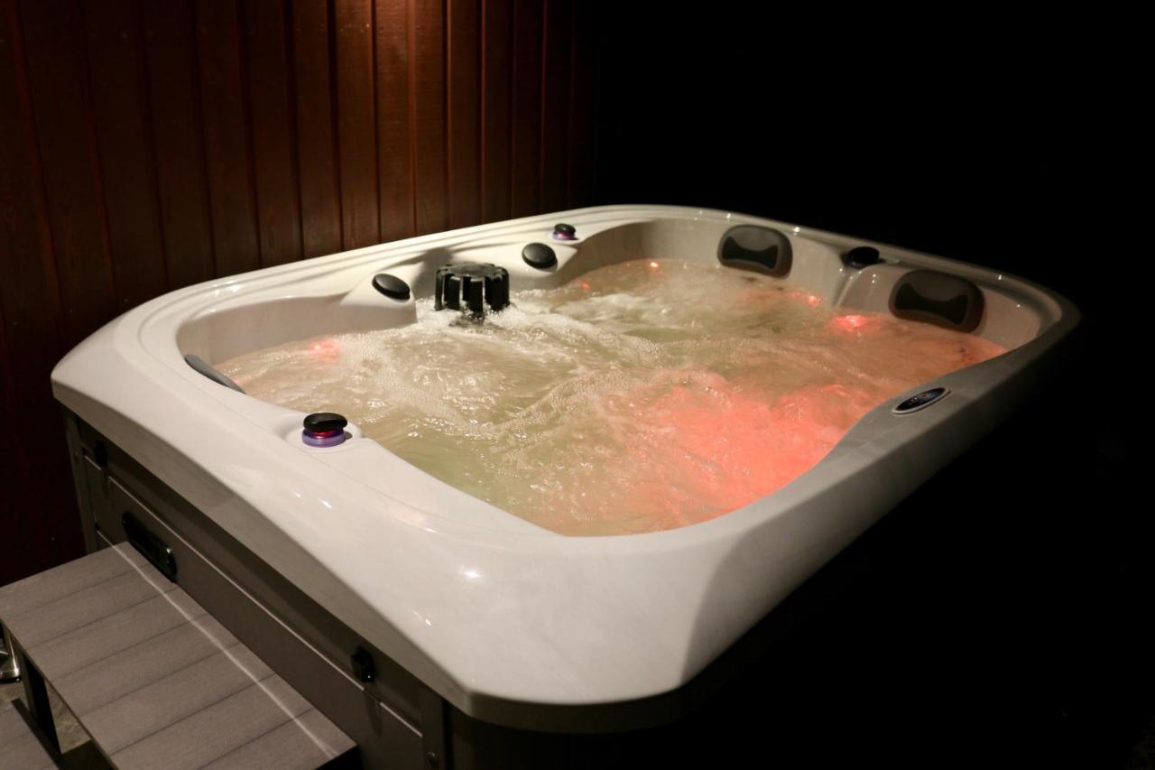 Frances' Sketch Pad With Hot Tub Διαμέρισμα Φορτ Γουίλιαμ Εξωτερικό φωτογραφία